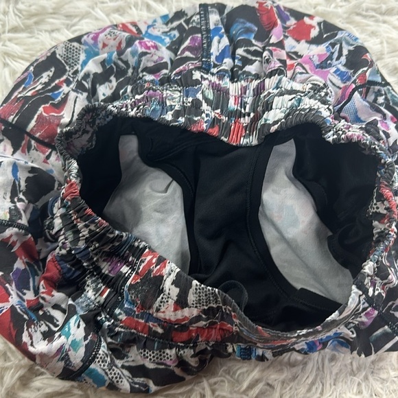 Lululemon Hotty Hot Short II (Long 4") Culture Clash Multi Black / Black - Picture 3 of 5